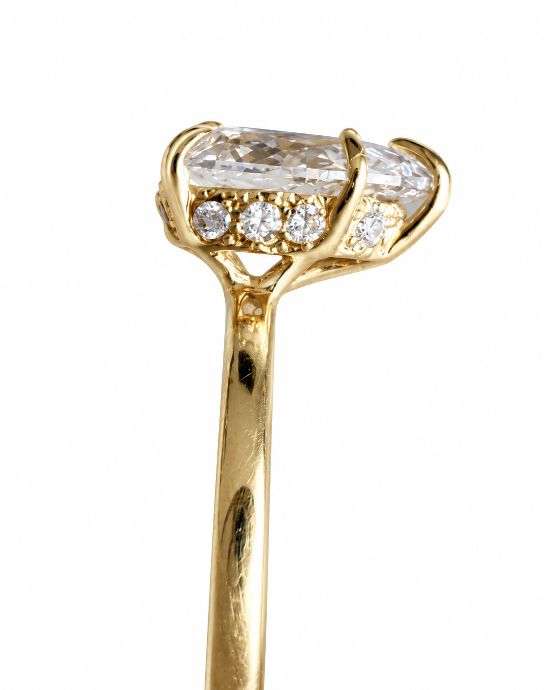 Anillo de Oro 18K con Diamante Corte Pera y Riel de 9 Diamantes