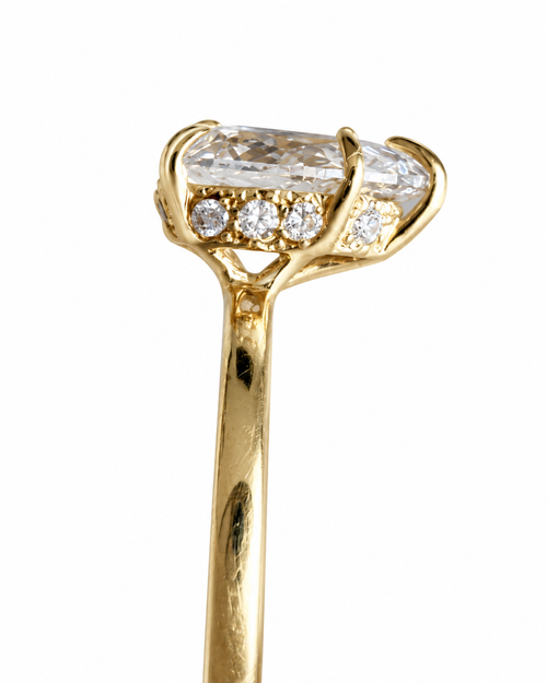 Anillo de Oro 18K con Diamante Corte Pera y Riel de 9 Diamantes