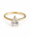 Anillo de Oro 18K con Diamante Corte Pera y Riel de 9 Diamantes