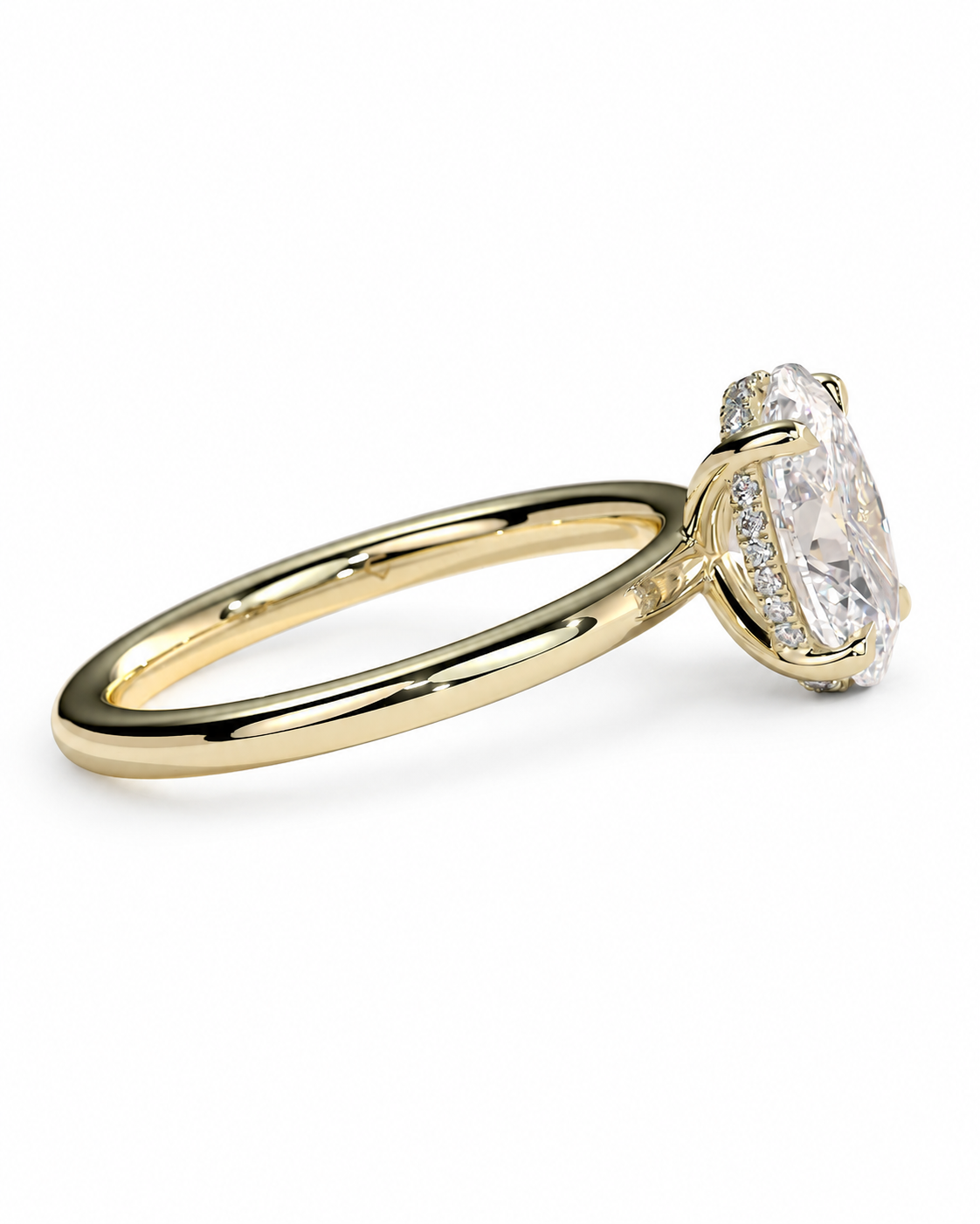 Anillo Diamante corte Oval Oro 18K y Riel de Diamantes