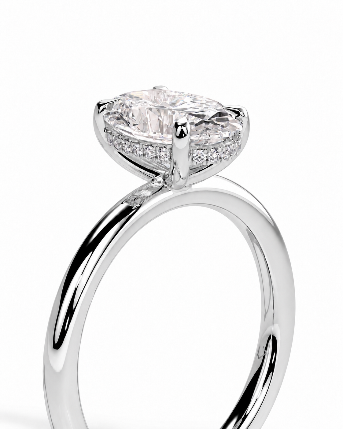 Anillo Diamante corte Oval Oro 18K y Riel de Diamantes