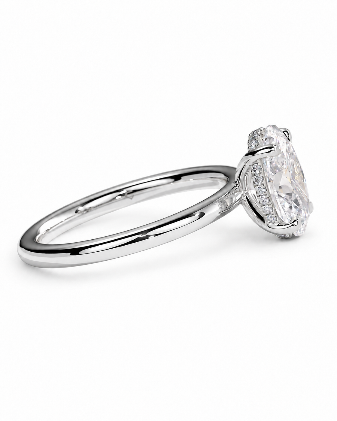 Anillo Diamante corte Oval Oro 18K y Riel de Diamantes