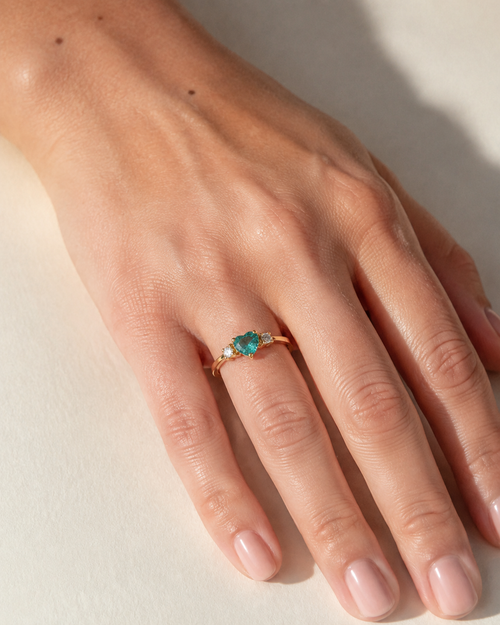 Anillo de Esmeralda Colombiana Corte Corazón en Oro 18K y Diamantes.
