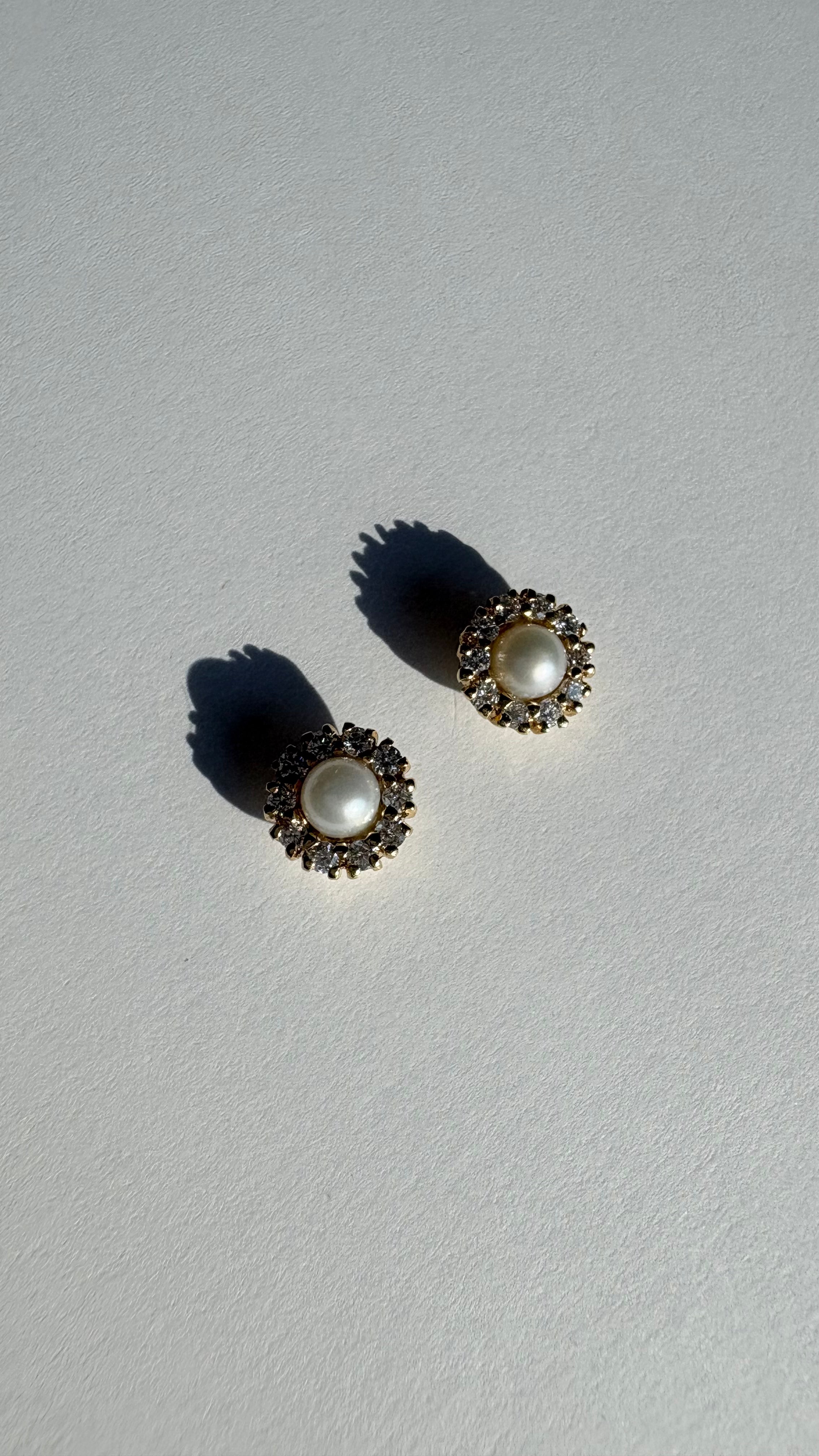 Aros de Perla Cultivada y Halo de Diamantes Naturales