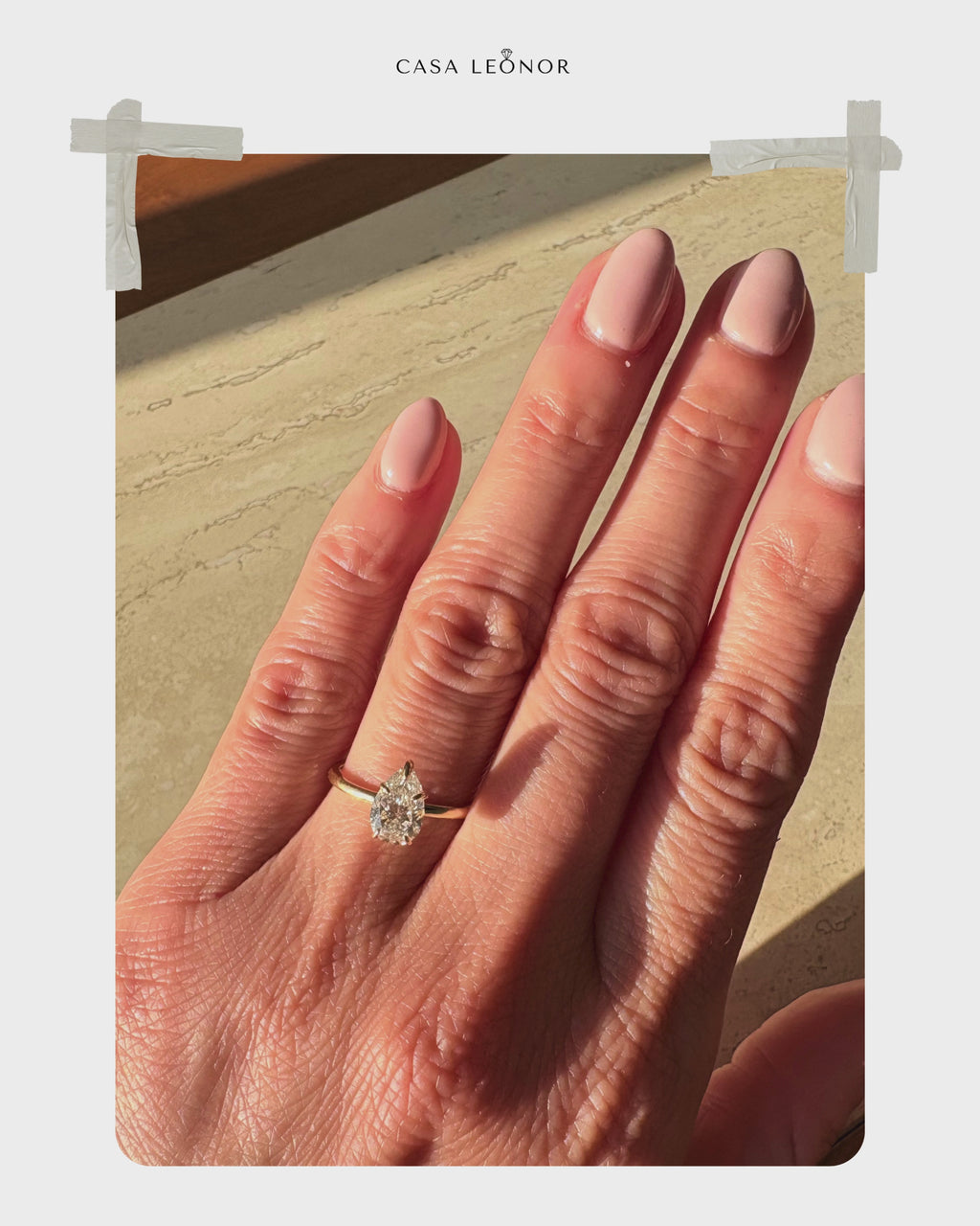 Anillo de Oro 18K con Diamante Corte Pera y Riel de 9 Diamantes