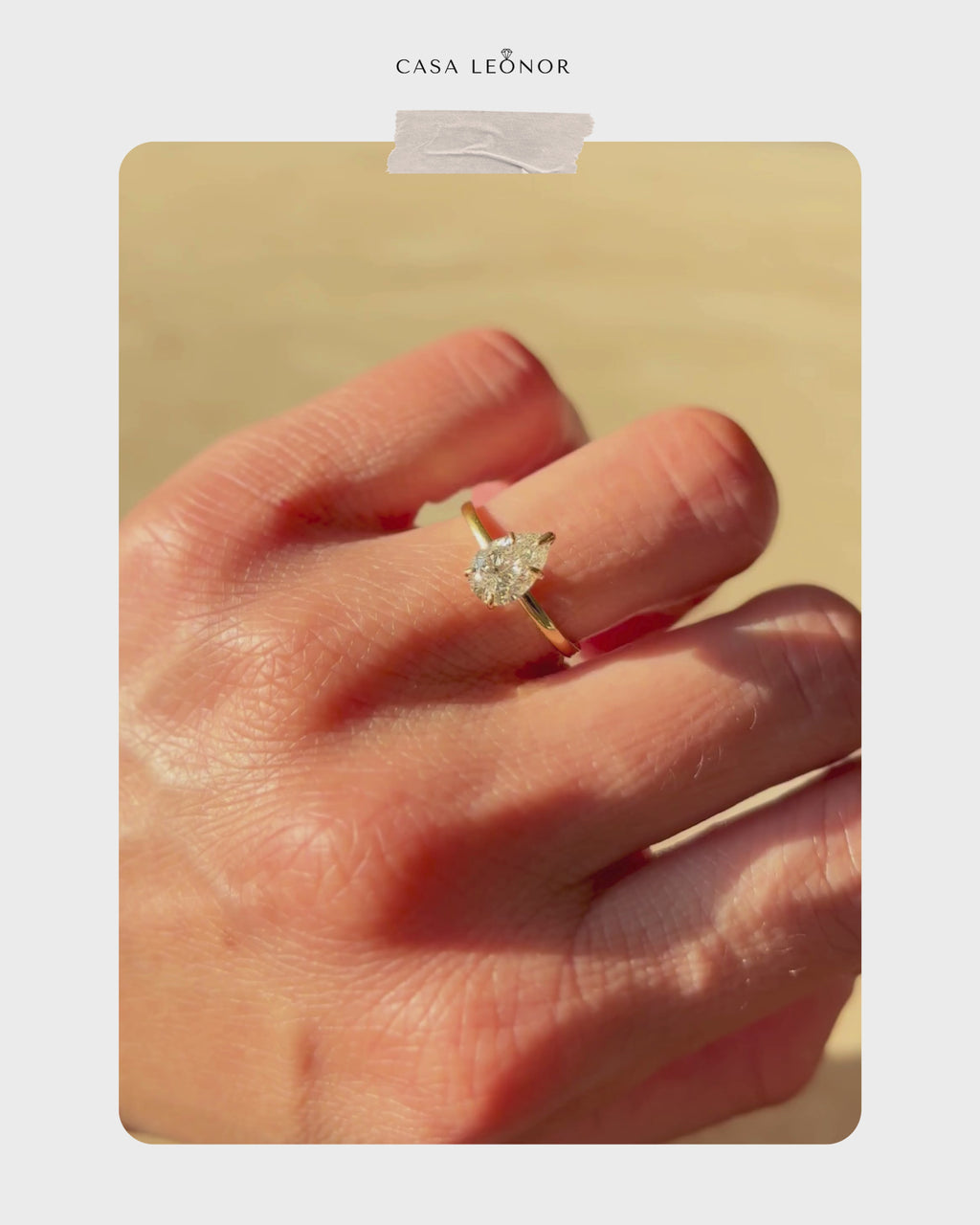 Anillo de Oro 18K con Diamante Corte Pera y Riel de 9 Diamantes